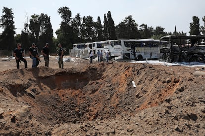 El cráter causado por el impacto de un misil lanzado desde Irán, este martes en la localidad israelí de Herzliya.