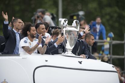 Los jugadores del Real Madrid, en el autobús el equipo, llegan a la plaza de Cibeles. 