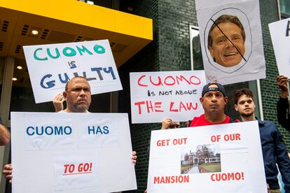 Manifestantes protestan contra el gobernador de Nueva York Andrew Cuomo fuera de su oficina.