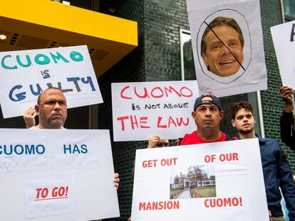 Manifestantes protestan contra el gobernador de Nueva York Andrew Cuomo fuera de su oficina.