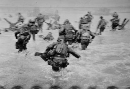 Tropas estadounidenses en la playa de Omaha durante el desembarco de Normandía, el 6 de junio de 1944.