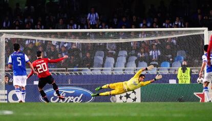 Robin van Persie&#039;s penalty miss means Sociedad stayed technically alive after the 0-0 tie with Manchester United. 