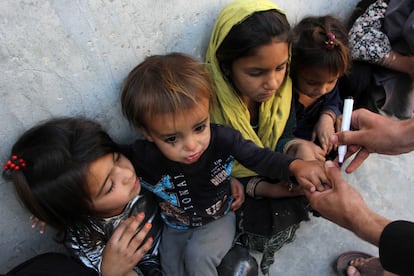 Varios niños durante una campaña pública de vacunación contra la polio en Kandahar, el 29 de abril. 