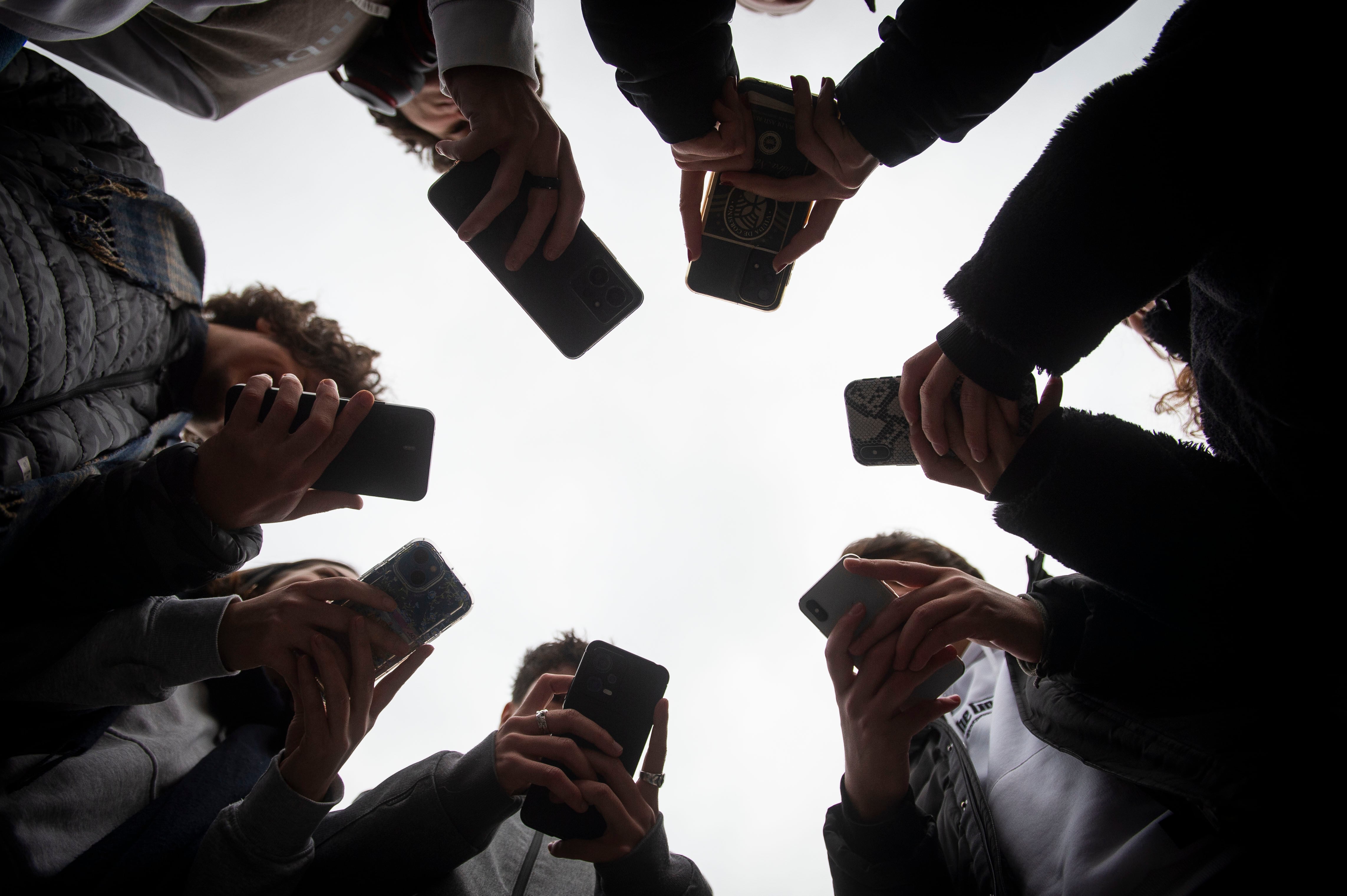 Así mantienen las redes sociales enganchados a los alumnos: Notificaciones en horario escolar y adolescentes a sueldo
