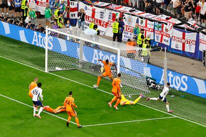 Denzel Dumfries despeja el balón después de que el inglés Phil Foden disparara a puerta.