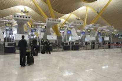 Mostradores de facturación en la T-4 del aeropuerto de Barajas de Madrid. EFE/Archivo