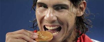 Rafa Nadal muerde la medalla de oro.