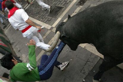 Un mozo resulta herido al ser arrollado por el toro suelto de los <i>victorinos.</i>