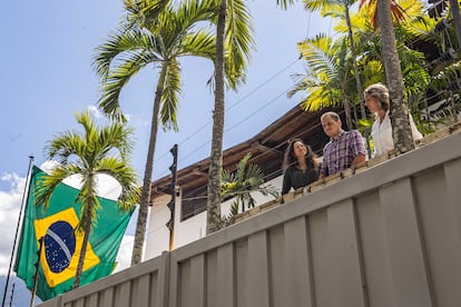 Los opositores venezolanos Claudia Macero, Pedro Uchurrurtu y Magalli Meda, se resguardan en la residencia del embajador de Argentina, protegida por Brasil, este 1 de agosto en Caracas (Venezuela).