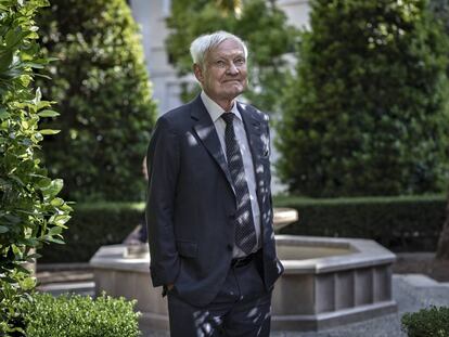 El biofísico Joachim Frank posa tras la entrevista en un hotel de Valencia.