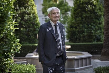 El biofísico Joachim Frank posa tras la entrevista en un hotel de Valencia.