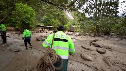 Elementos de rescate trabajan para atender deslave en Machu Picchu, Perú, el 26 de febrero 2024.