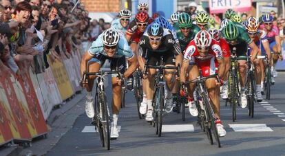 Boonen se impone en el sprint a Freire (derecha).