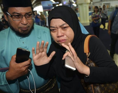 Llegada de familiares de los pasajeros del Boeing 777 de Malalysia Airlines derribado en Ucrania al aeropuerto internacional de Kuala Lumpur en Sepang, Malasia.