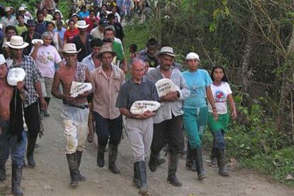 Habitantes de San José de Apartadó, en un acto para conmemorar la matanza de dos líderes campesinos y sus familias en febrero.