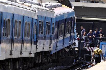 La formación se comprimió como un fueye al embestir a la estación.