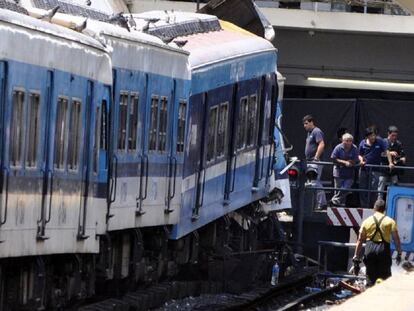 La formación se comprimió como un fueye al embestir a la estación.