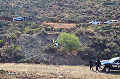 Los policías trasladan el cuerpo de un hombre encontrado en los alrededores de una mina en Zacatecas en 2017.