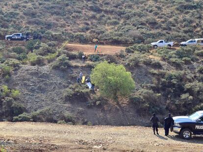 Los policías trasladan el cuerpo de un hombre encontrado en los alrededores de una mina en Zacatecas en 2017.