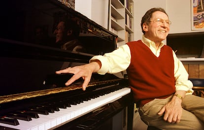 Tom Lehrer en su casa de California, en 2000.