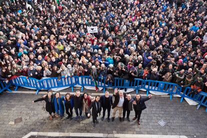 Cientos de personas frente a la Casa Consistorial celebran la toma de posesión del nuevo alcalde, Joseba Asiron, este jueves.