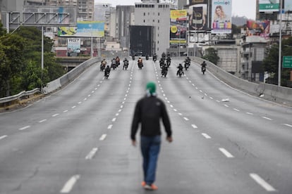 Un manifestante mira a la policía durante la manifestación de la oposición venezolana este martes en Caracas.