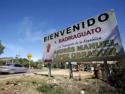 Un cartel da la bienvenida a López Obrador en Badiraguato, en 2019.