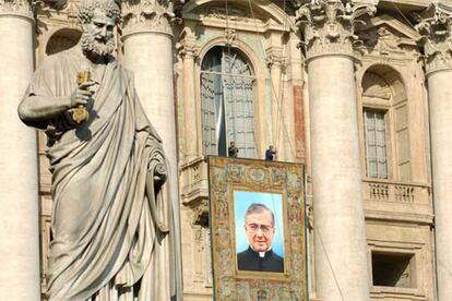 Colgadura en el Vaticano de un tapiz con la imagen de  Escrivá de Balaguer para la ceremonia de  canonización, en octubre de 2002.