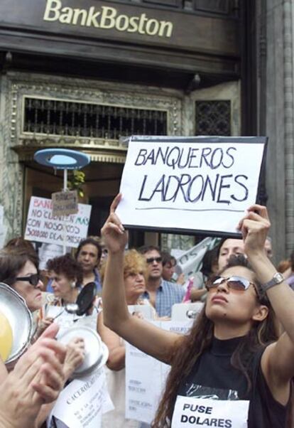 Manifestación ante un banco de Buenos Aires en 2002.