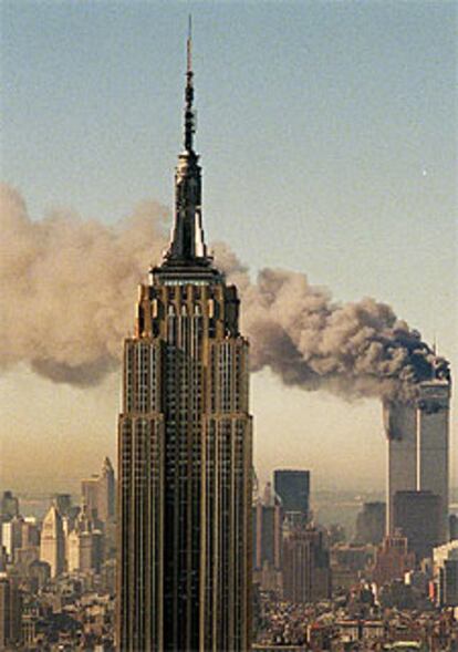 Las Torres Gemelas arden el 11 de septiembre de 2001. En primer plano, el Empire State Building.

 / ASSOCIATED PRESS