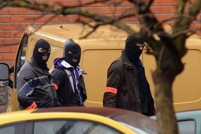 Agentes de la policía francesa cerca de Belle Paule, lugar donde vive el sospechoso de los asesinatos racistas de este mes en Toulouse.