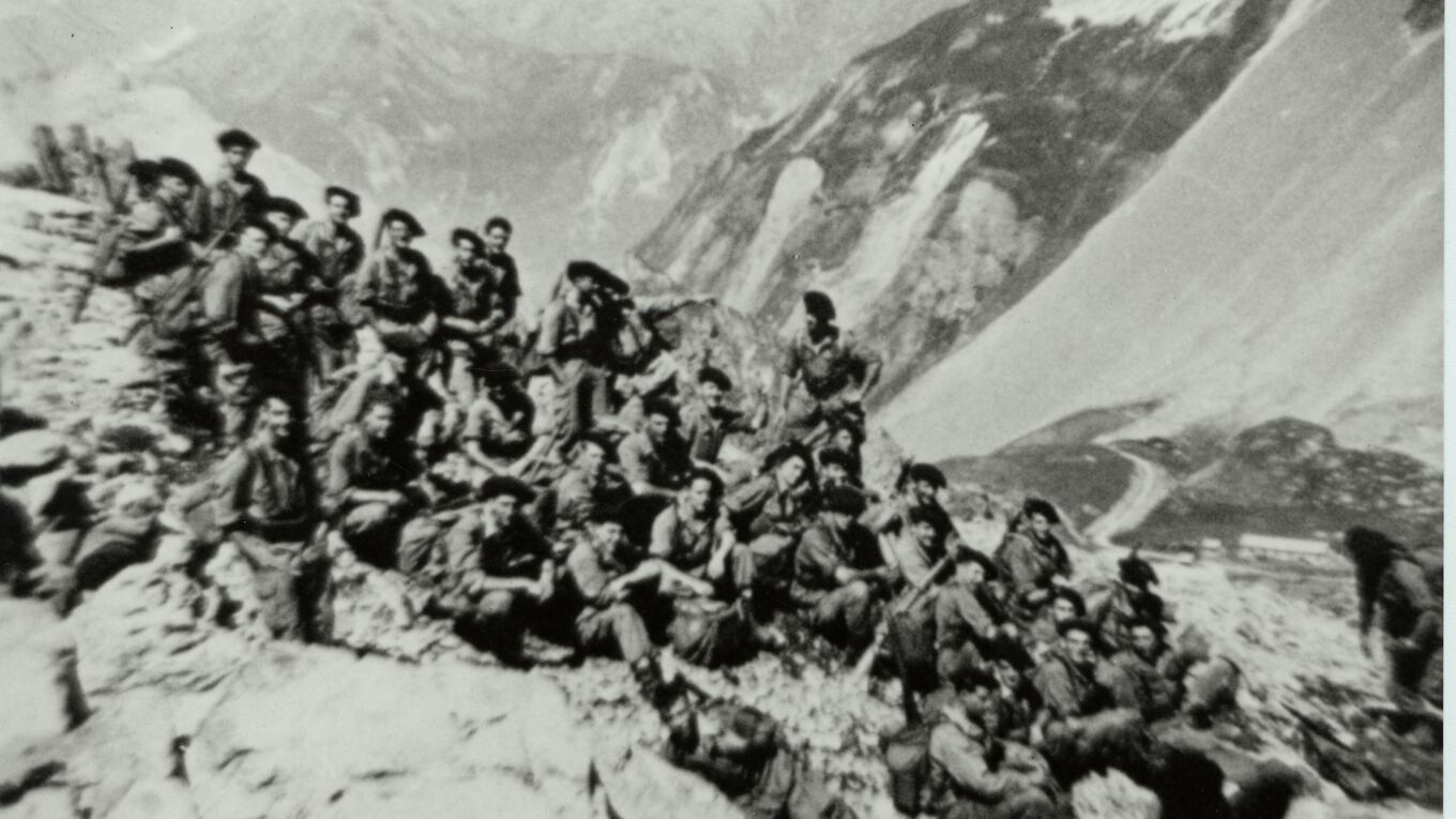 Varios soldados posan para la cámara en el documental 'Guerra sin nombre'.