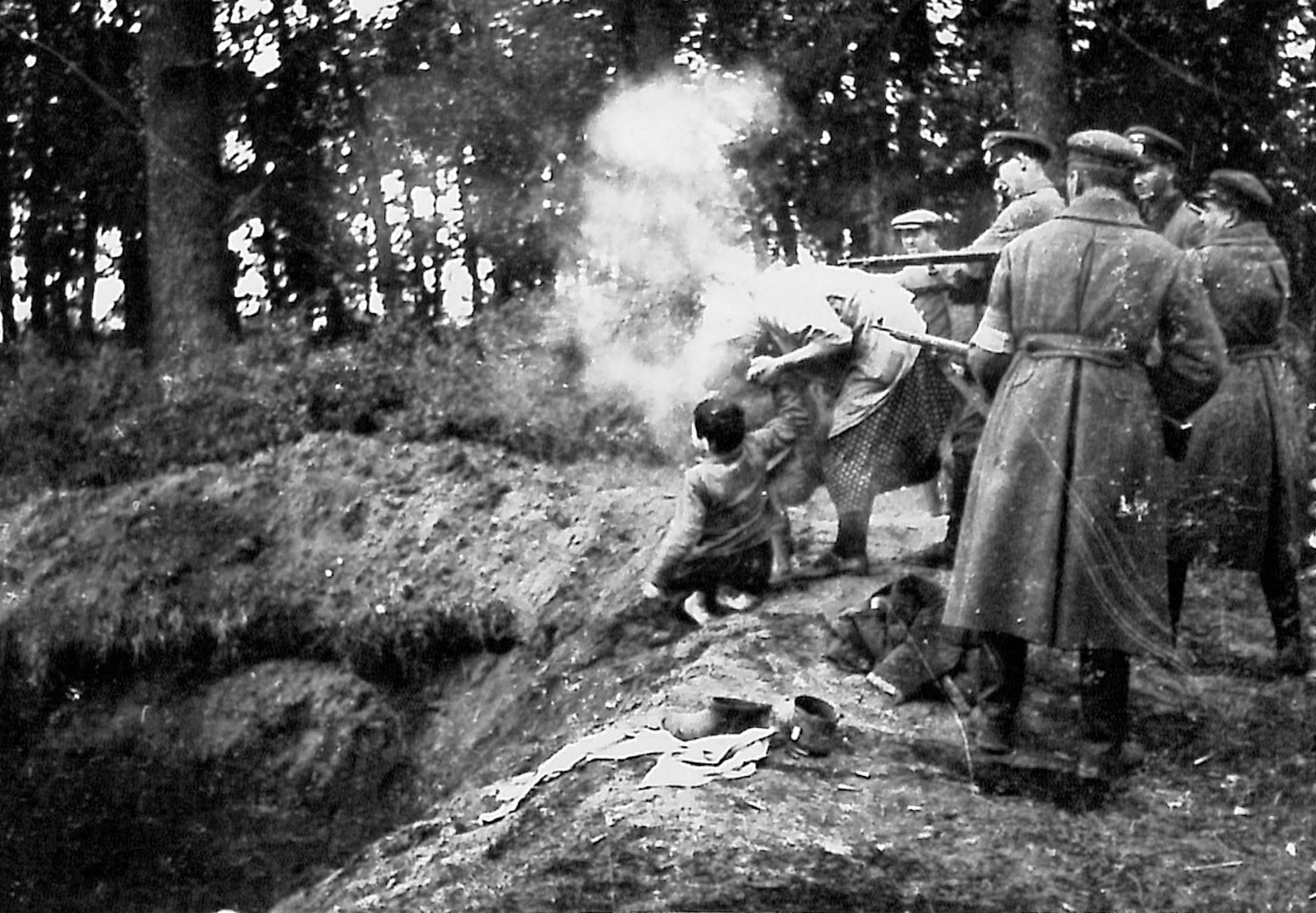 Asesinato de una familia judía en Miropol (Ucrania), el 13 de octubre de 1941, imagen tomada por Lubomir Skrovina.