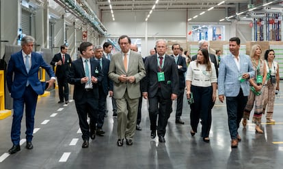Inauguración institucional del nuevo almacén logístico de Mercadona el Almeirim (Portugal). En el centro de la imagen, con traje gris, el ministro  de Economía y Cohesión Territorial portugués, Manuel Castro Almeida.