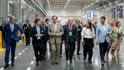 Inauguración institucional del nuevo almacén logístico de Mercadona el Almeirim (Portugal). En el centro de la imagen, con traje gris, el ministro de Economía y Cohesión Territorial portugués, Manuel Castro Almeida.
