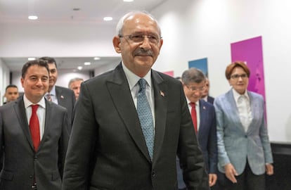 El candidato opositor Kemal Kiliçdaroglu, en el centro, antes de comparecer este domingo ante la prensa en Ankara.