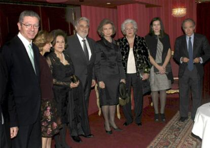 Celebración del 70ª cumpleaños de Plácido Domingo, en el Teatro Real. De izquierda a derecha, el alcalde de Madrid, Alberto Ruiz Gallardón; la ministra de Economía, Elena Salgado; Marta Ornelas, mujer del tenor; Plácido Domingo; la reina Sofía; la infanta Pilar de Borbón; la ministra de Cultura, Ángeles González-Sinde; y el presidente del Patronato del Teatro Real, Gregorio Marañón.