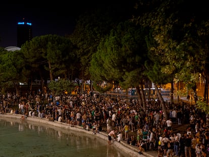 Botellón en el parque de la España industrial en Barcelona hace unos días.