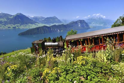 El ferrocarril cremallera que lleva hasta la cima de la montaña Rigi y, al fondo, el lago de los Cuatro Cantones (Suiza).