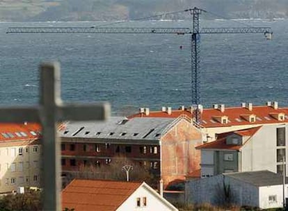 Parte de las viviendas junto al mar que la Xunta pretende paralizar en Fisterra.
