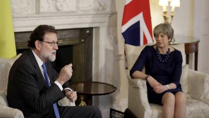 Mariano Rajoy y Theresa May durante su encuentro en Downing Street el 5 de diciembre.