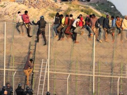 El recurso de la Abogacía del Estado ante el Tribunal de Derechos Humanos reproduce argumentos del Ejecutivo de Rajoy para justificar la expulsión express en Melilla de dos inmigrantes