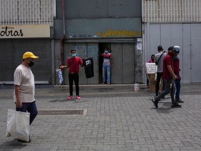 Personas con cubrebocas en Caracas, Venezuela