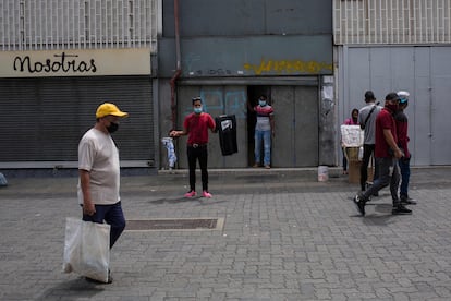 Personas con cubrebocas en Caracas, Venezuela