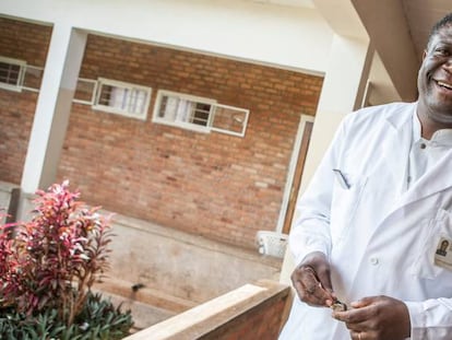 El ginecólogo congoleño Nobel de la Paz 2018, Denis Mukwege, en el hospital de Panzi en 2009.