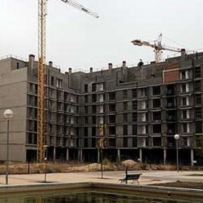 Viviendas en construcción en el ensanche de Vallecas, uno de los nuevos desarrollos urbanísticos de la periferia de Madrid.