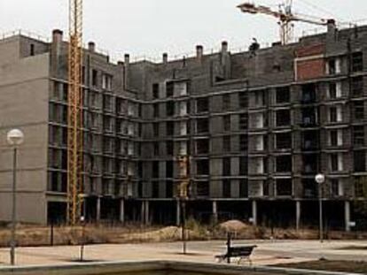 Viviendas en construcción en el ensanche de Vallecas, uno de los nuevos desarrollos urbanísticos de la periferia de Madrid.