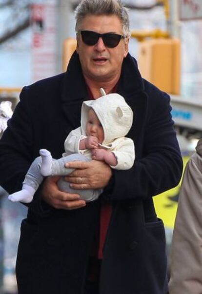 Alec Baldwin y su hija por las calles de Madrid.