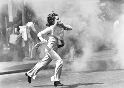 Una joven se tapa la boca para protegerse de los botes de humo lanzados por la policía en los incidentes producidos en la manifestación del Primero de Mayo en Madrid, en 1977. Esta manifestación no fue autorizada pese a que los sindicatos habían sido regularizados días antes.