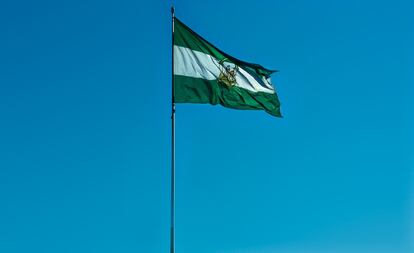 Bandera de Andalucía ondeando en Sevilla.